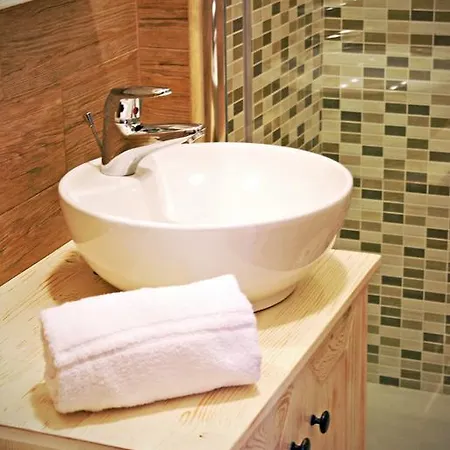 Airport Deluxe Bed & Breakfast 3*