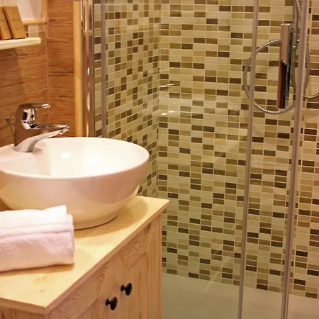 Airport Deluxe Bed & Breakfast 3*