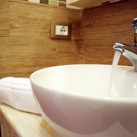 Airport Deluxe Bed & Breakfast 3*