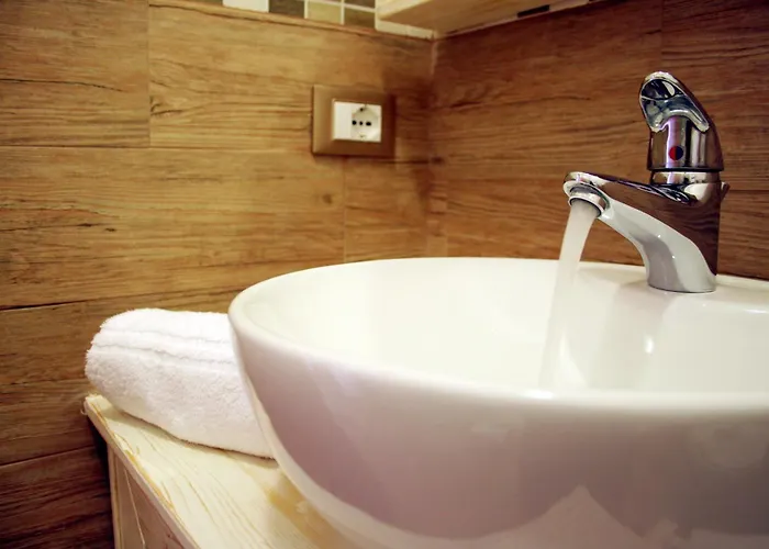 Airport Deluxe Nocleg ze śniadaniem 3*